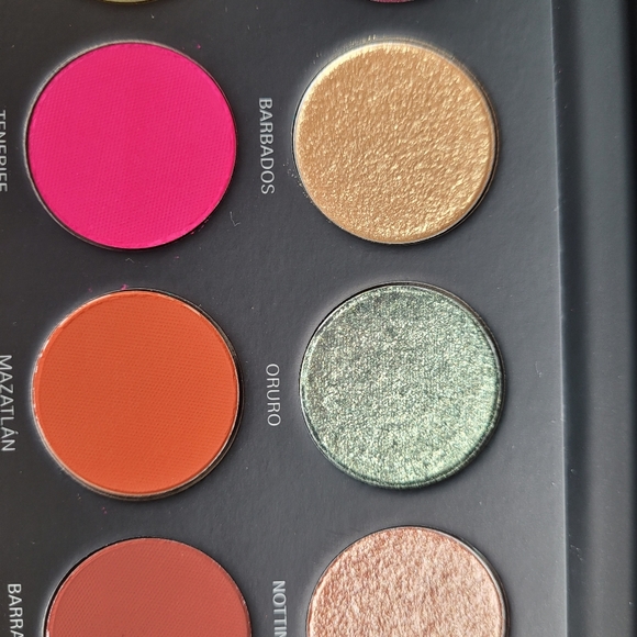 UOMA Black Magic Carnival eyeshadow Palette - Picture 13 of 16